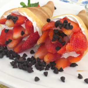 Crêpe avec une boule de glace parfum au choix et chantilly
